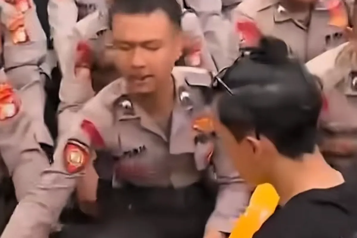 Fakta Baru Video Viral Polisi 'Ambil' Donat Demo: Netizen Terlanjur Meradang, Ternyata Ini yang Sebenarnya Terjadi!
