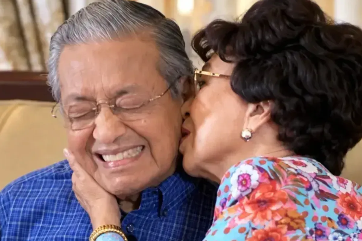 Kisah Cinta 70 Tahun Mahathir Mohamad dan Dr. Siti Hasmah: Dari Bangku Kuliah hingga Dipisahkan Maut, Sebuah Legenda Cinta Abadi