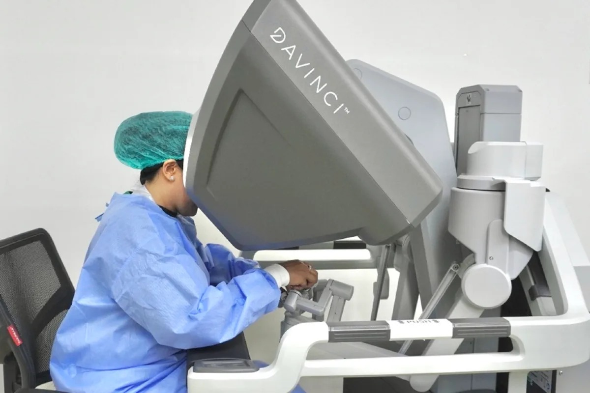 Cerita dari dr. Sita Ayu Arumi, SpOG, M.Sc. (Humrepro), FESICOG, MIGS Dokter perempuan pertama di tim bedah robotik Indonesia