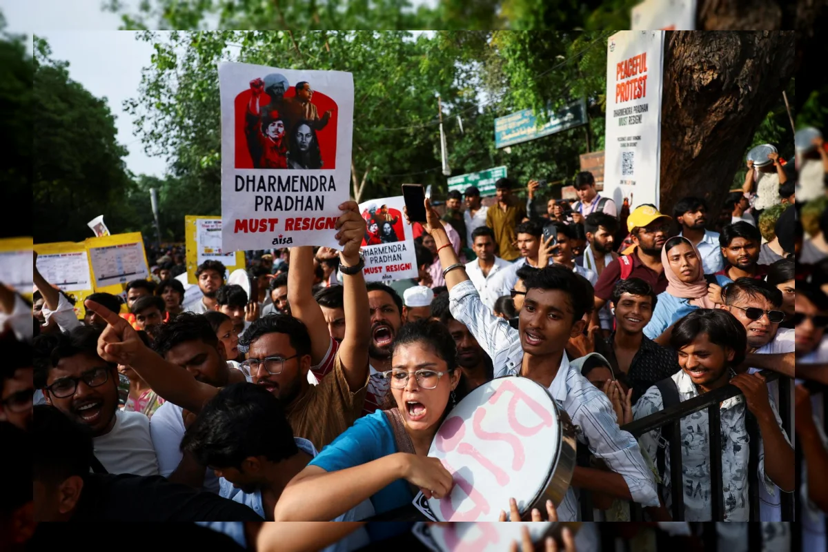 Pendukung Cockroach Party India Protes Menteri Pendidikan dengan Membenturkan Piring