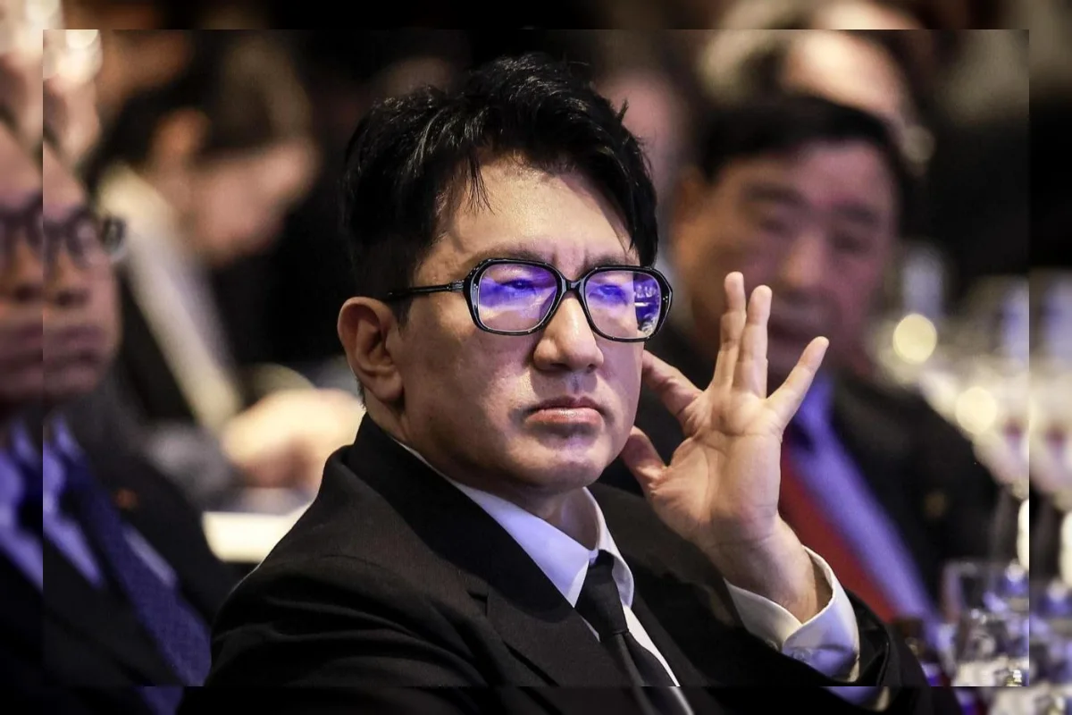 Ketua HYBE Bang Si-hyuk Terlihat di Seongsu dengan Merchandise CORTIS