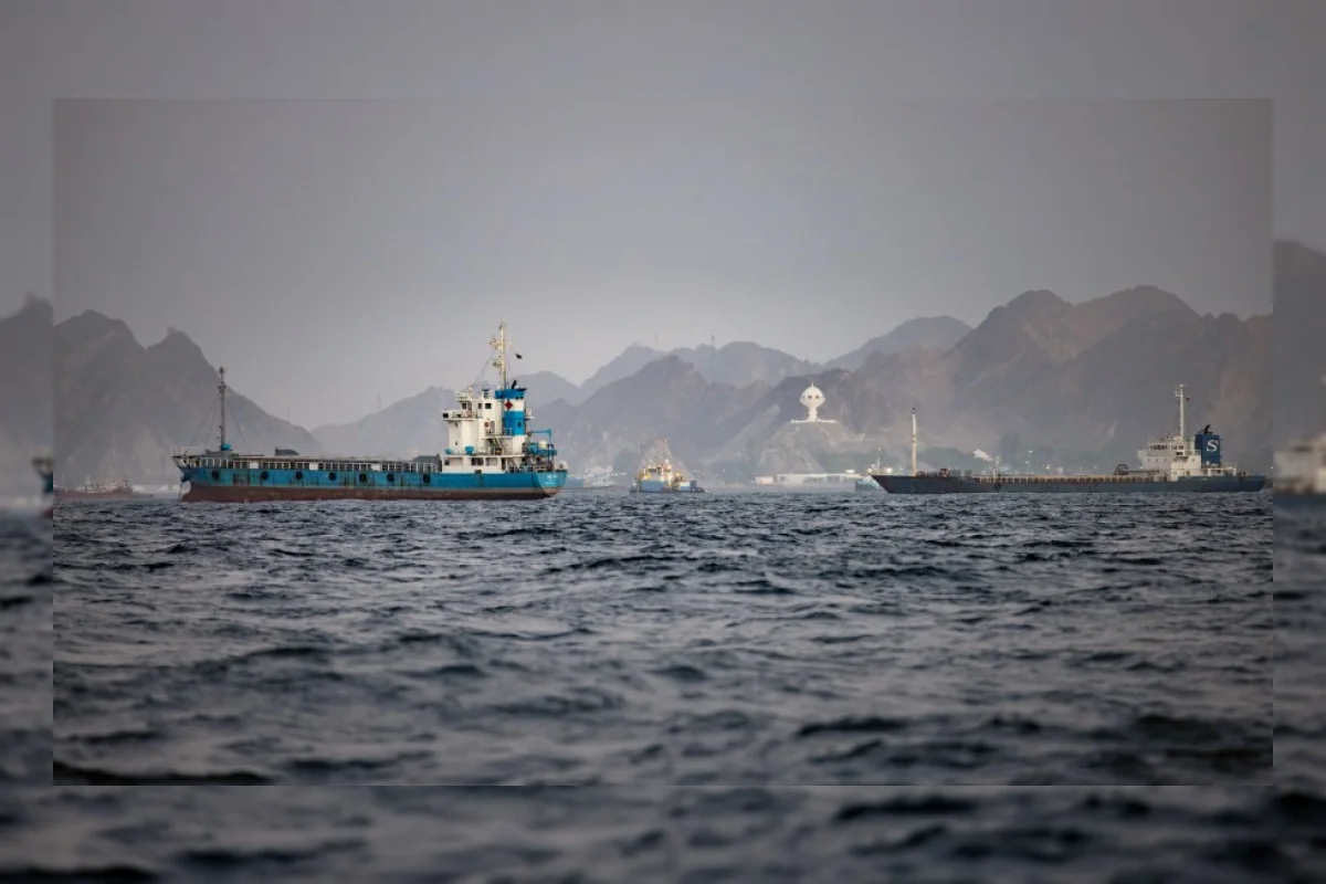 AS Serang Iran Lagi, Lalu Lintas Selat Hormuz Kian Lesu