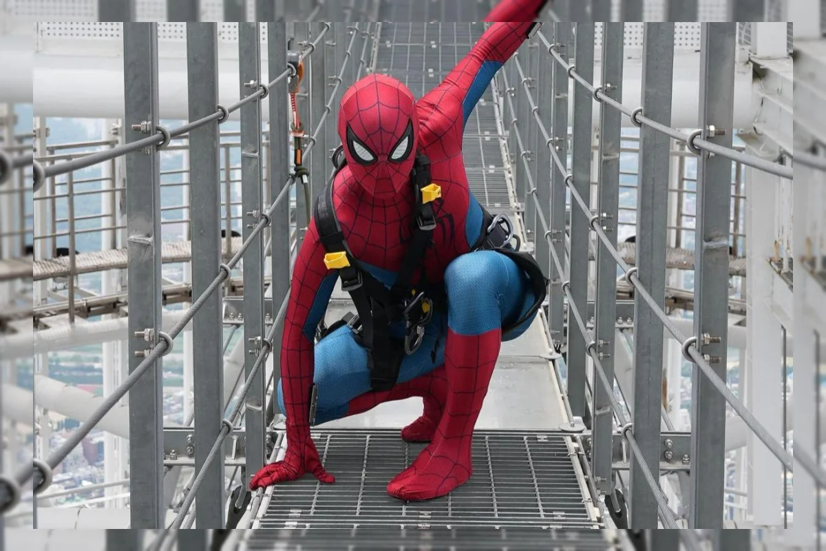 Spider-Man Hadir di Puncak Lotte World Tower Seoul untuk Acara Musim Panas