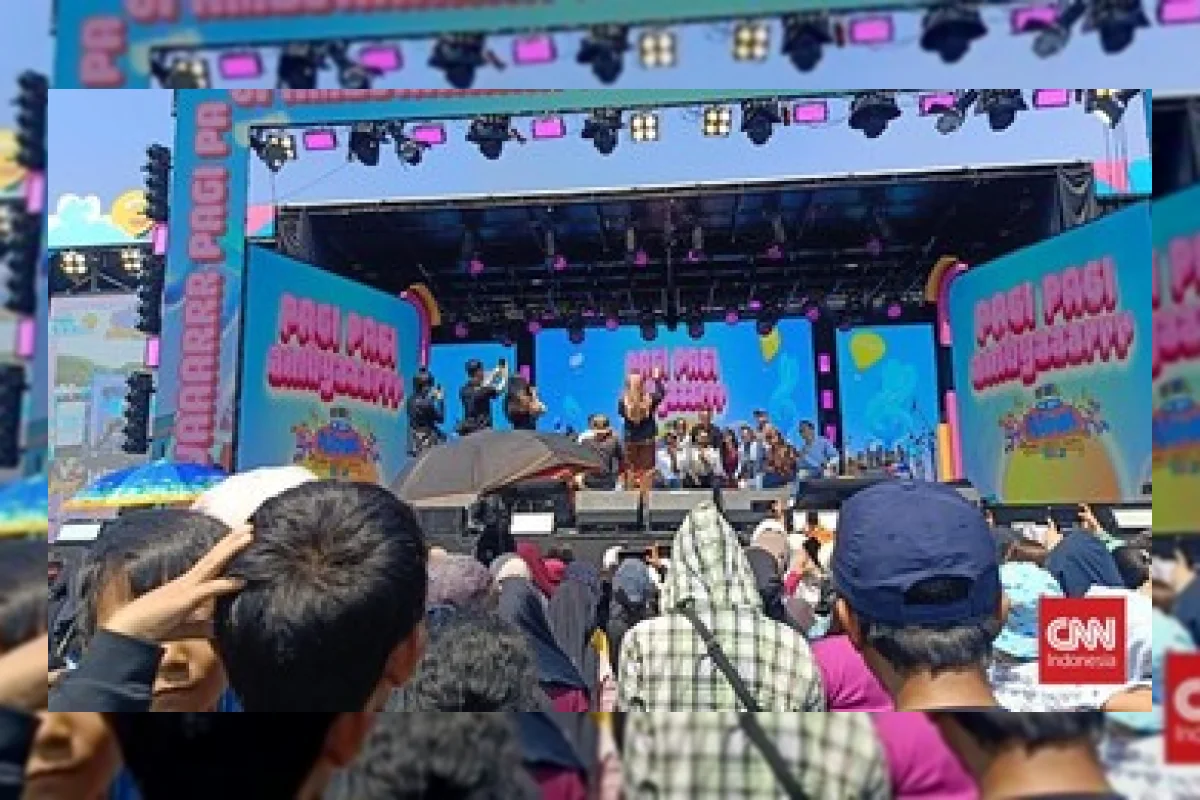 Ayu Ting Ting Goyang Bersama Penonton di Konser Musiknya Trans TV