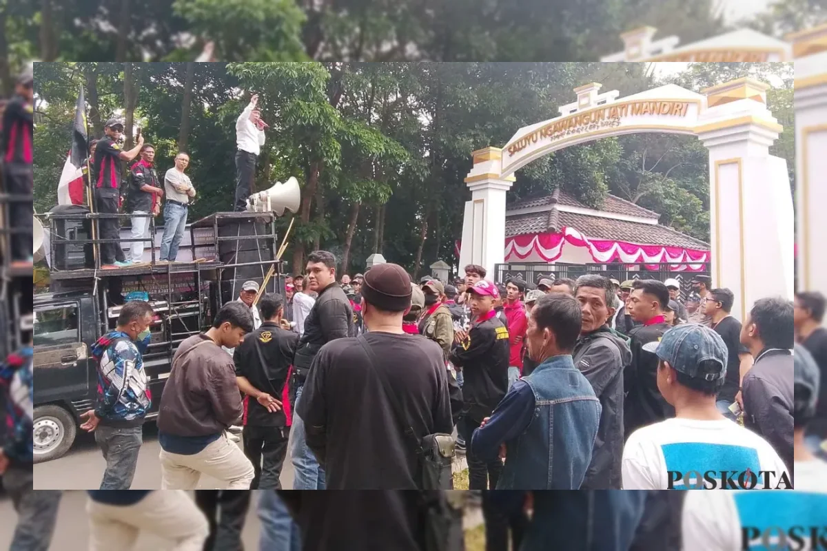 Protes Hibah Gedung BNNK, Massa Kepung Kantor Wali Kota Cimahi