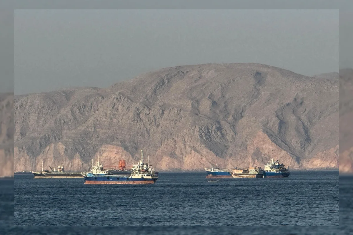 Kapal Kargo Dilaporkan Terkena Serangan di Selat Hormuz, AS dan Iran Berseberangan Soal Pembicaraan