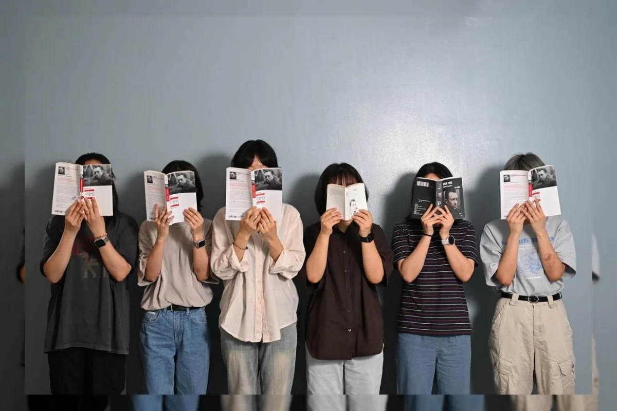 Toko Buku Hongik Mungo Bertahan 70 Tahun Berkat Ikatan Karyawan