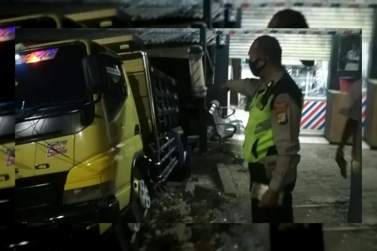 Truk di Depok Tabrak Warung, Tak Kuat Lewati Tanjakan
