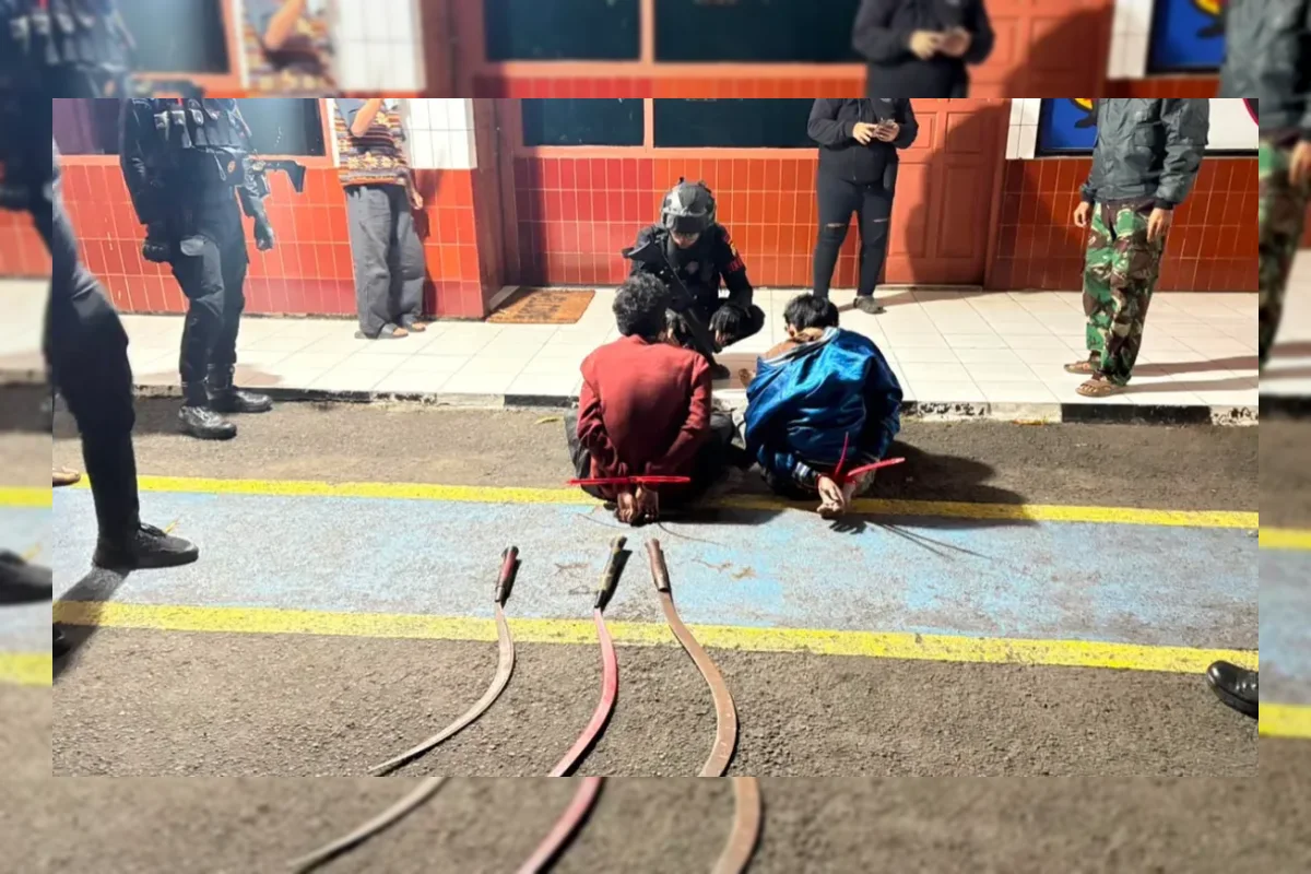 Tawuran di Ciputat Timur Dibubarkan Brimob, 2 Orang Ditangkap dan 3 Celurit Disita