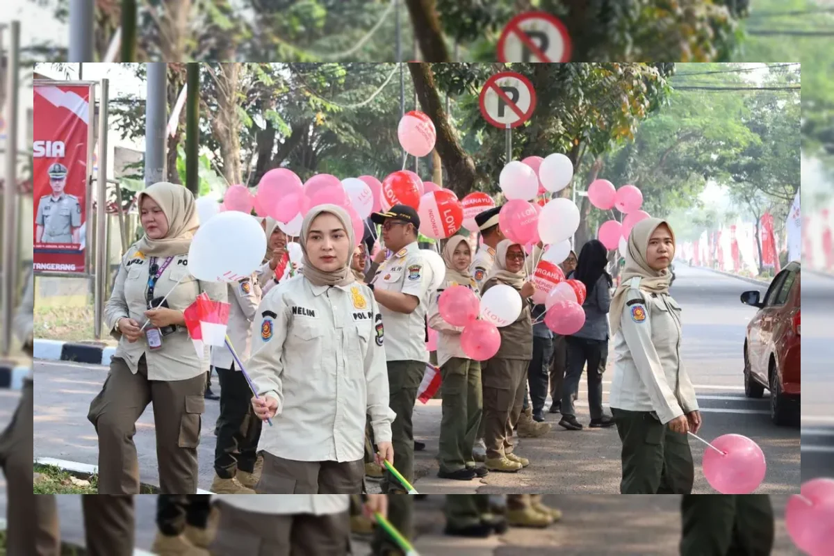Satpol PP Tangerang Bagikan 500 Bendera untuk Sambut HUT ke-81 RI