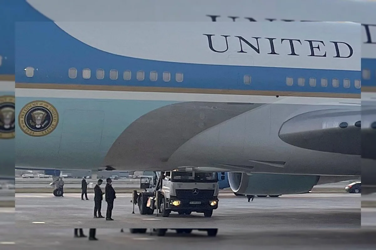 Media Iran Ejek Trump Gara-gara Ganti Pesawat, Meme Masuk Truk Katering