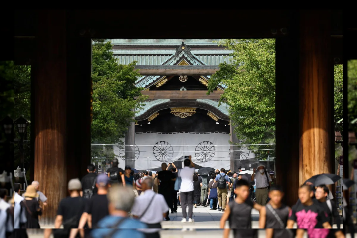 Menteri Pertahanan Jepang Koizumi Berdoa di Kuil Yasukuni yang Kontroversial