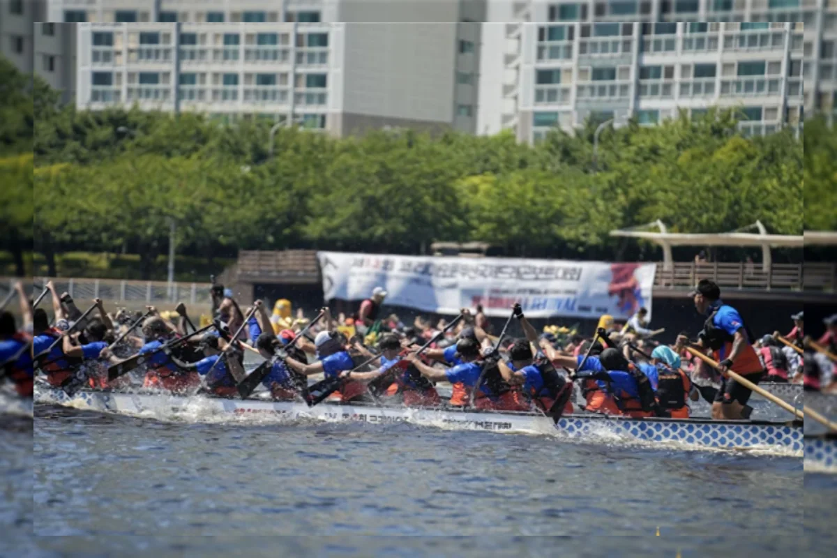 Regatta Naga Internasional Meriahkan Sungai Suyeong Busan