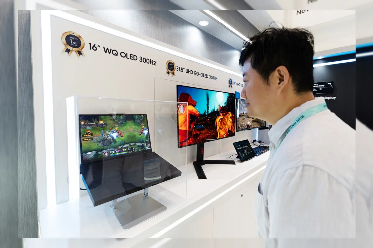 Samsung Pamer Layar OLED 16 Inci 300Hz untuk Laptop dan Panel Stretchable 20 Inci