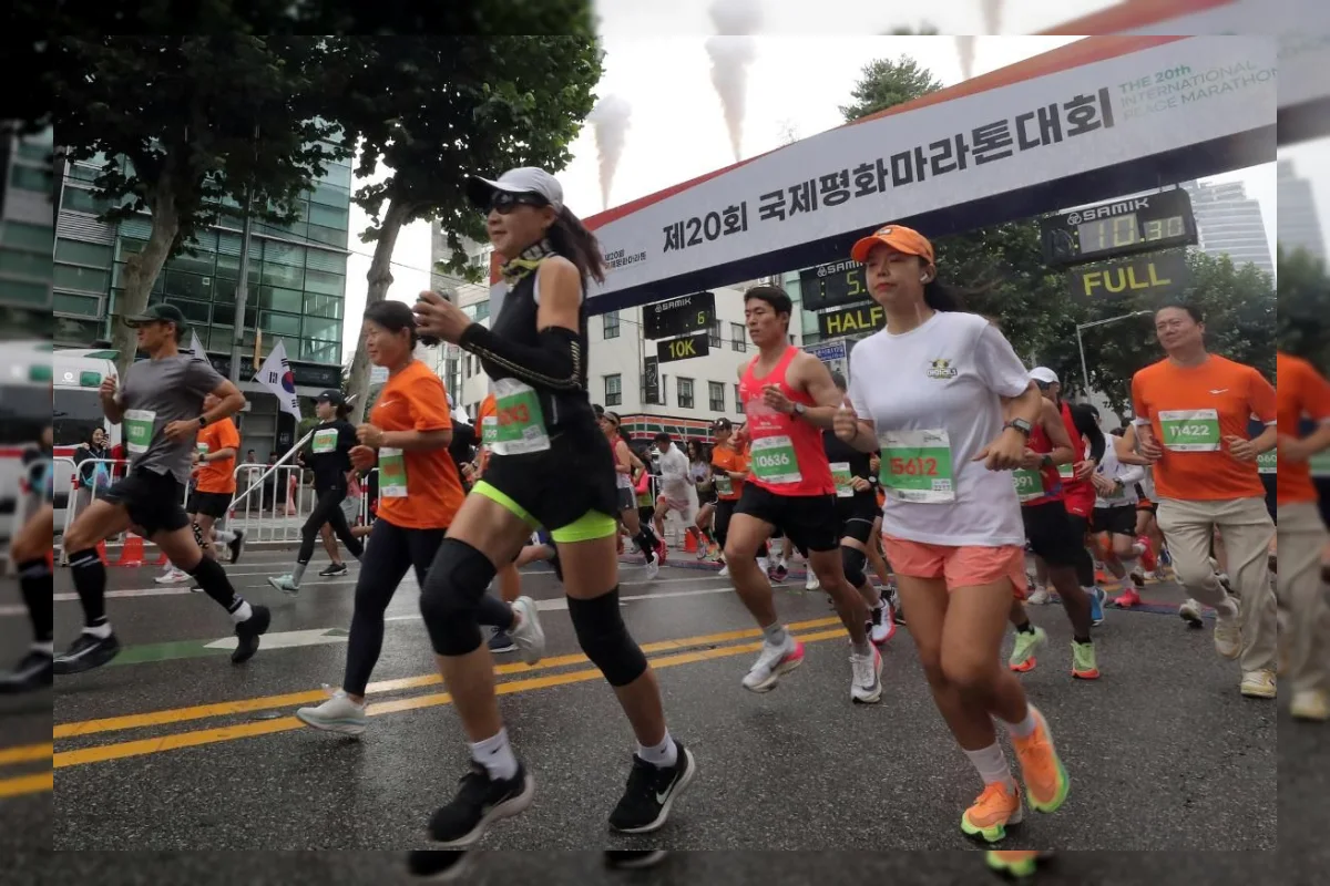 Warga berolahraga pagi di taman kota Seoul