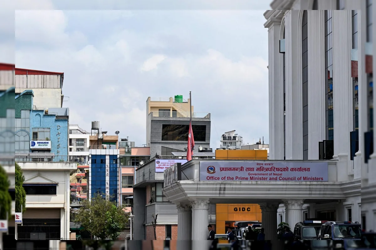 Bendera Nepal setengah tiang saat hari berkabung nasional