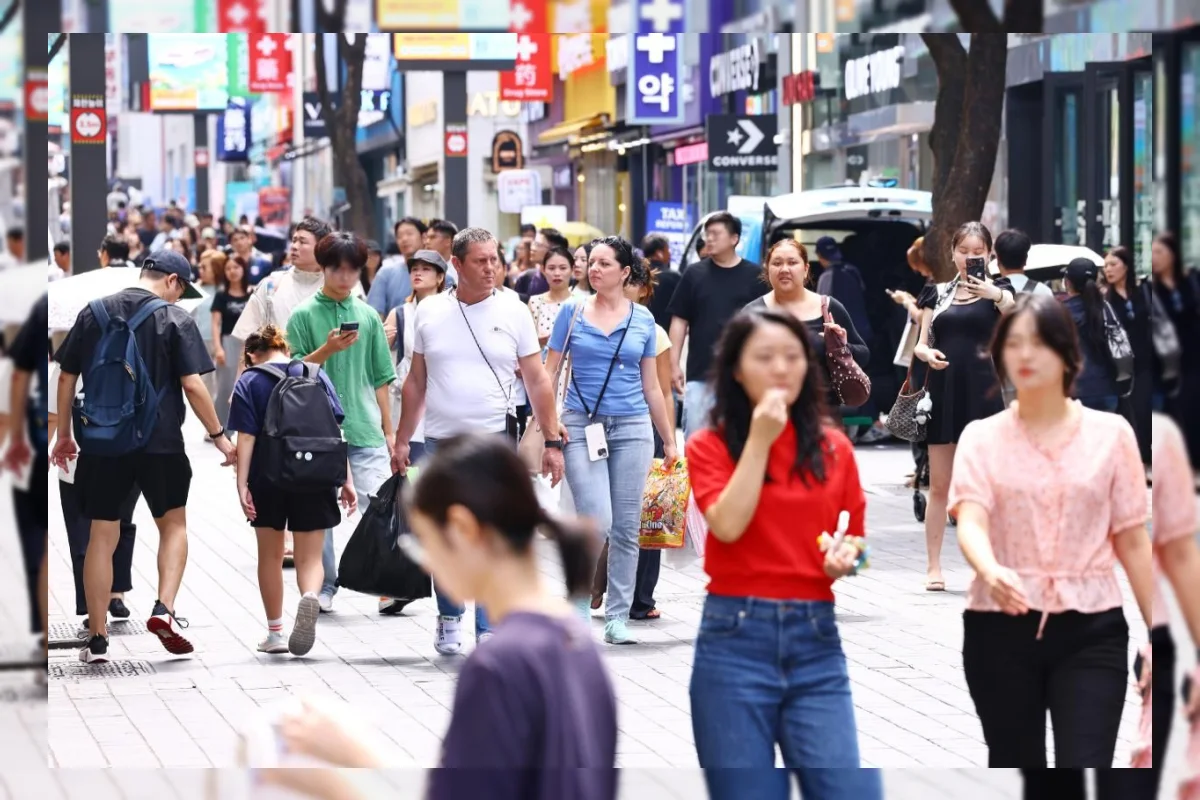 Suasana jalan di Distrik Jung Seoul saat musim gugur
