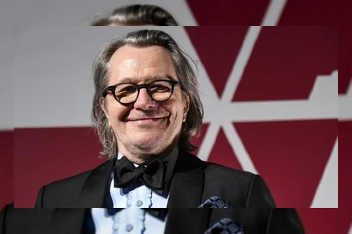 Gary Oldman dan Jack Lowden dalam serial Slow Horses