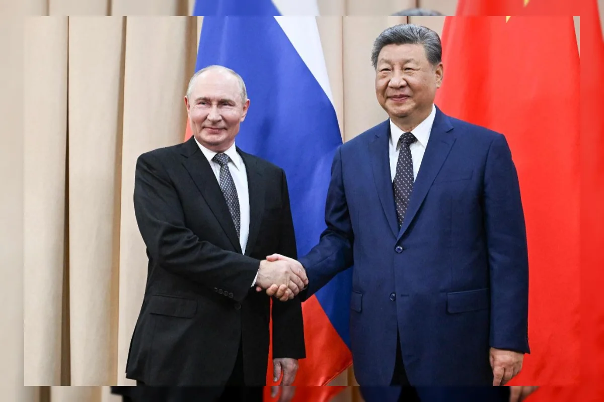 Presiden China Xi Jinping dan Presiden Rusia Vladimir Putin berjabat tangan