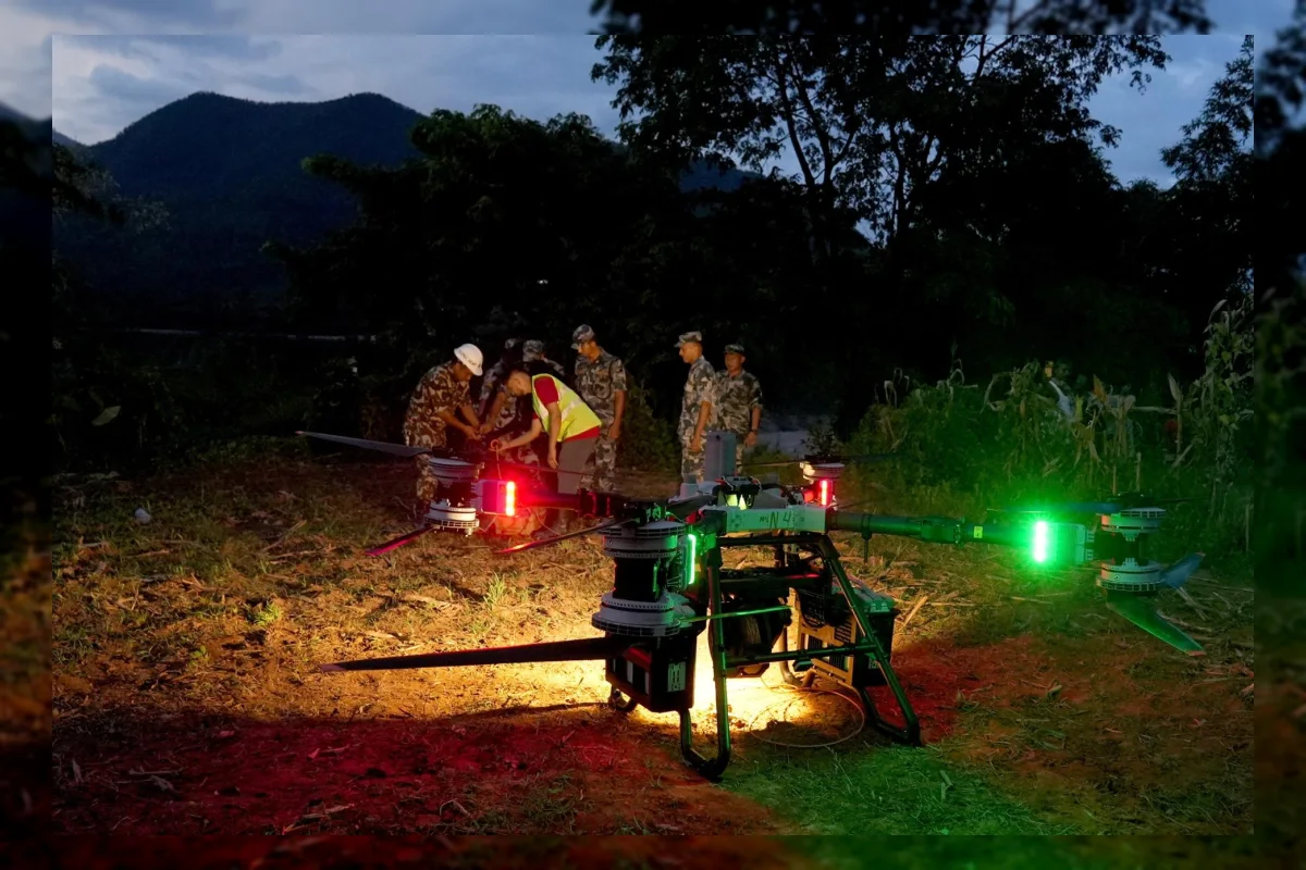 Tim penyelamat Nepal mencari korban di terowongan PLTA setelah banjir