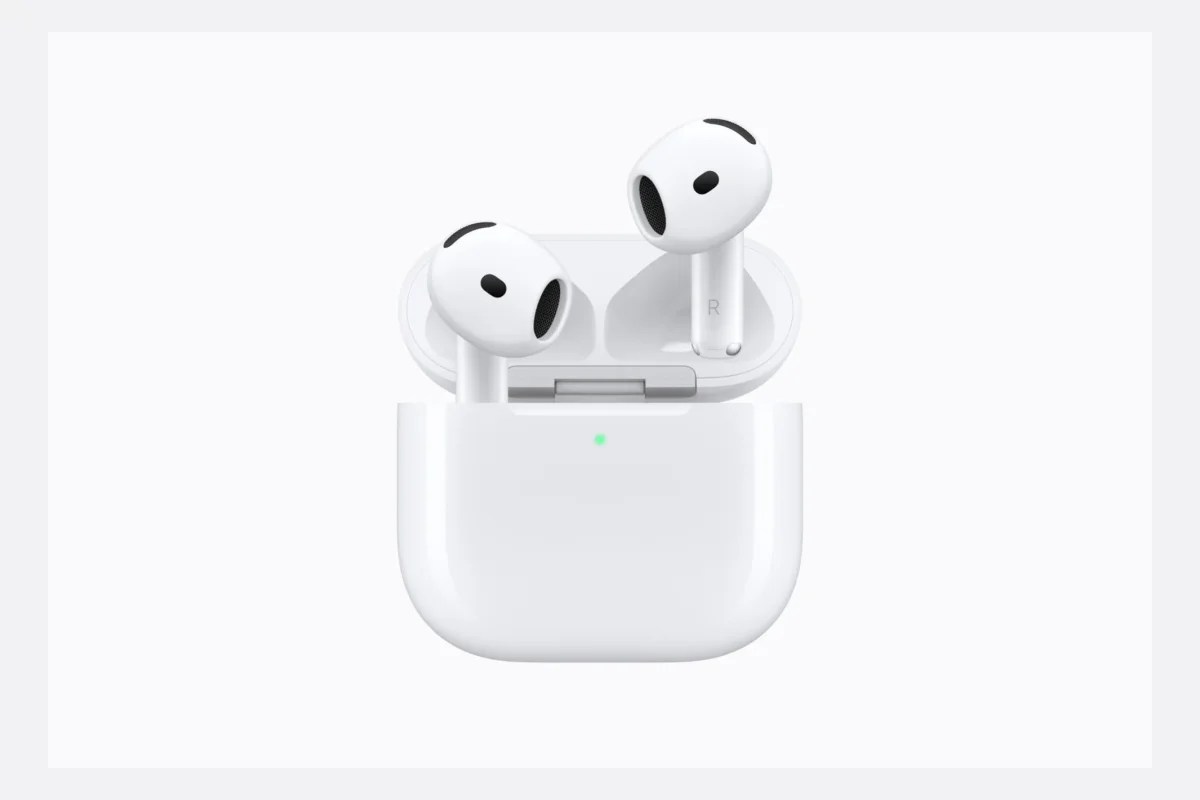 Apple AirPods 5 earbuds dengan casing pengisian