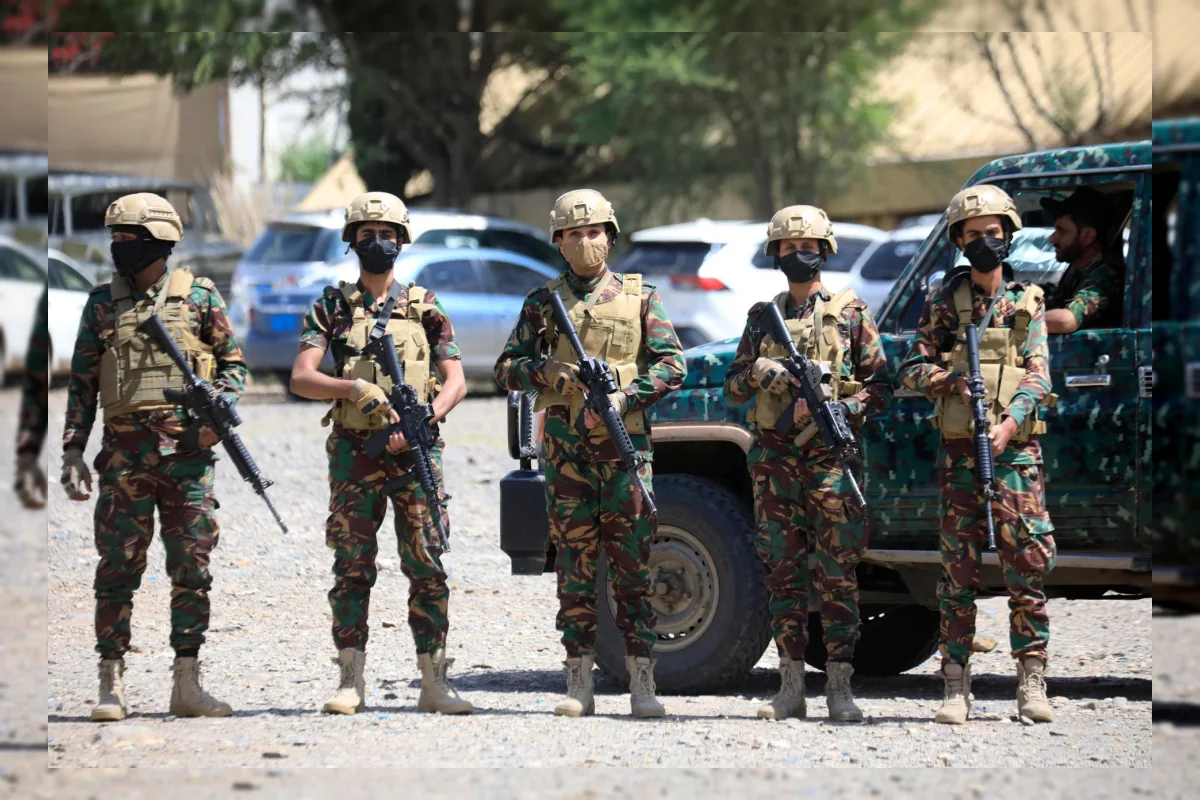 Pejuang Houthi berpatroli di Sanaa, Yaman