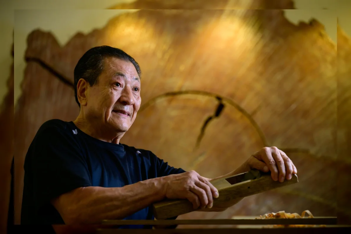 Papan baduk kayu buatan perajin Korea Shin Wan-sik