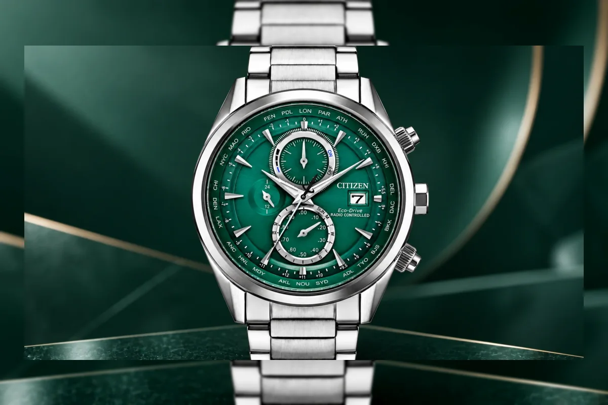 Jam tangan Citizen AT8260-85X dengan dial hijau zamrud dan gelang baja