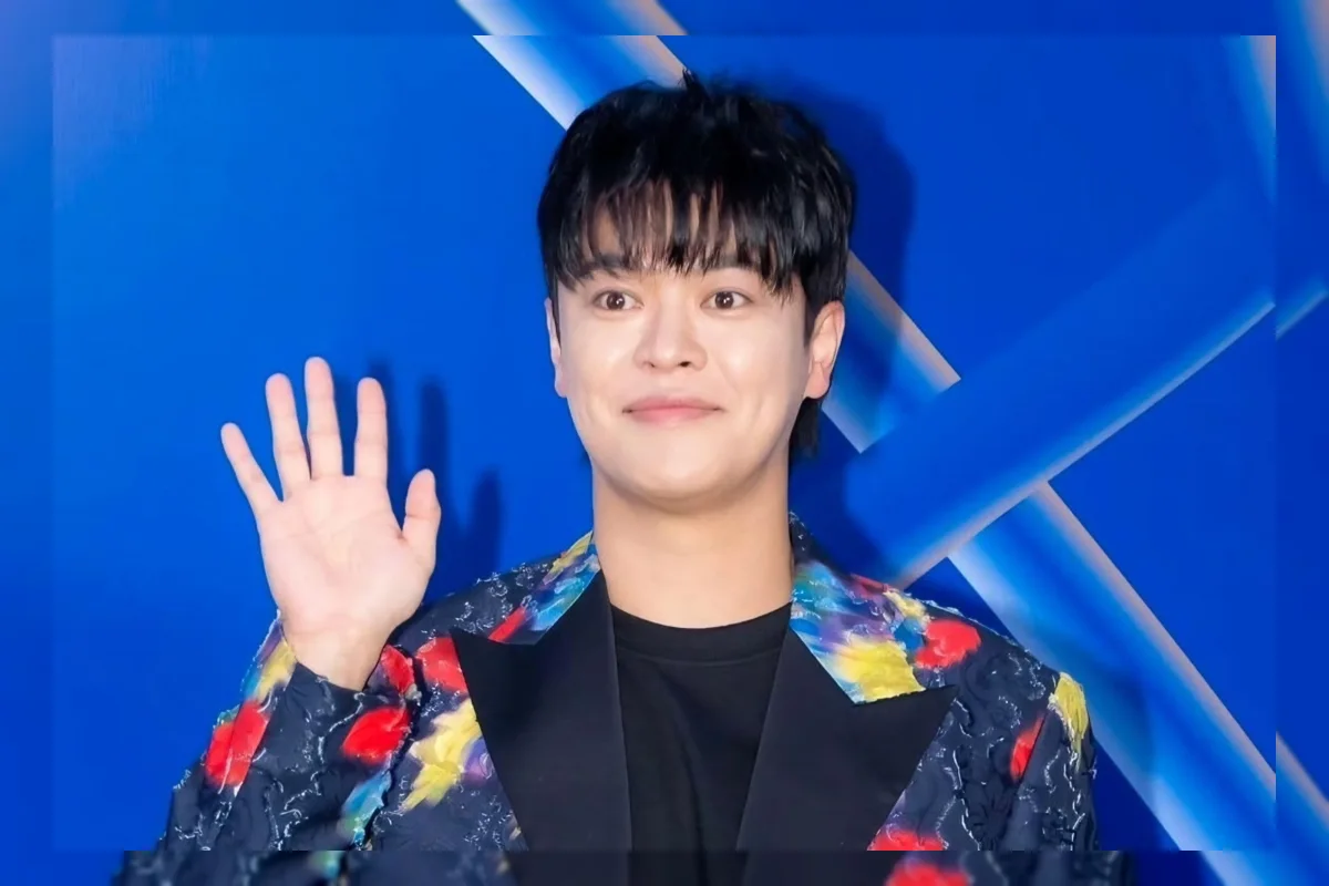 Komika tampil di atas panggung stand-up comedy