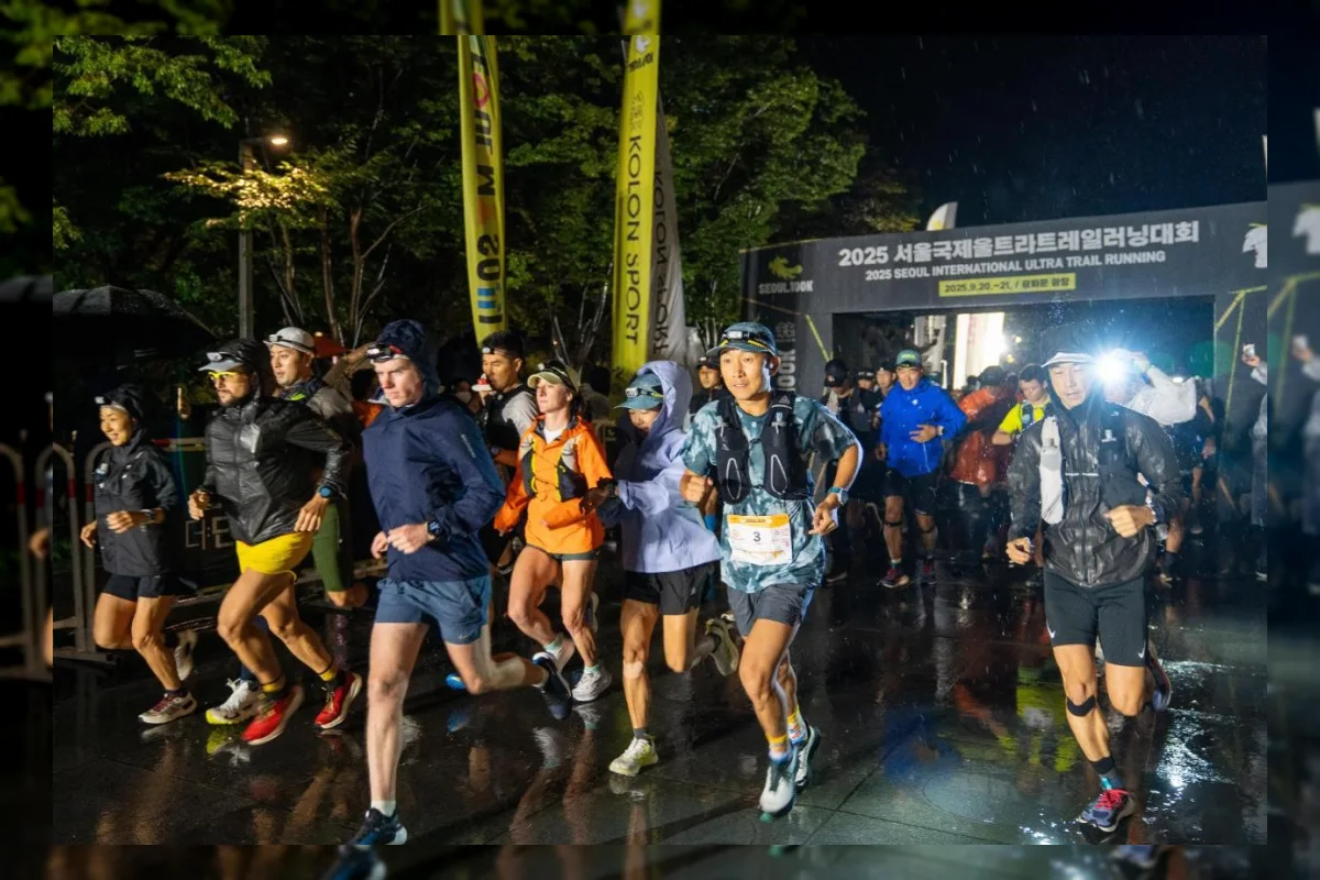 Pelari mengikuti Seoul International Ultra Trail Running Race di Gwanghwamun Square Seoul