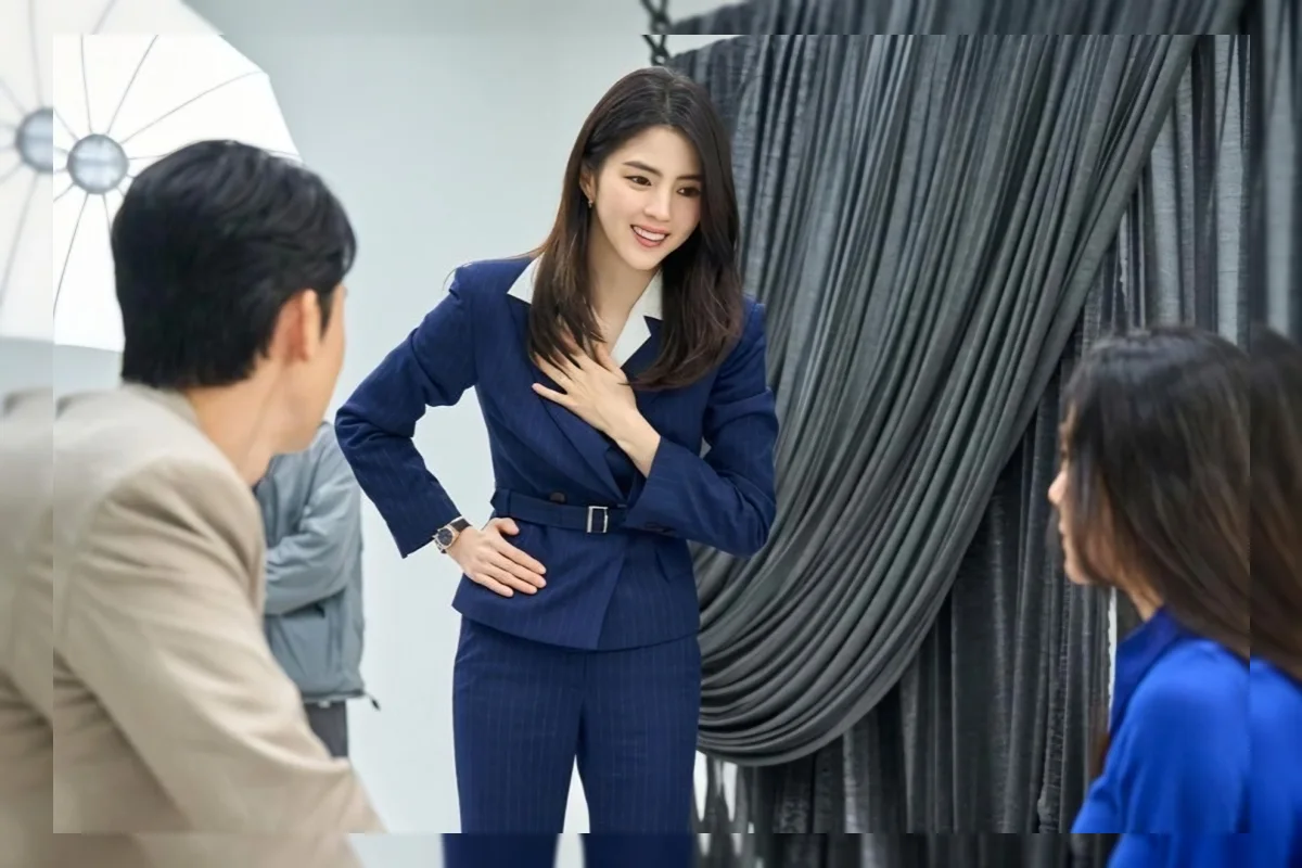 Aktris Han So-hee dalam adegan film The Intern versi Korea