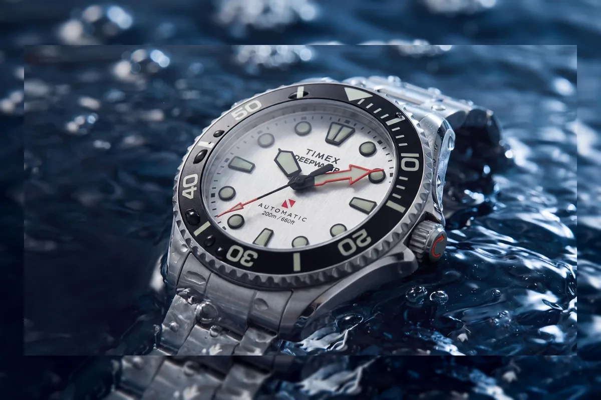 Jam dive Timex Deepwater Meridian 200 HEV Automatic dengan bezel keramik dan kristal safir