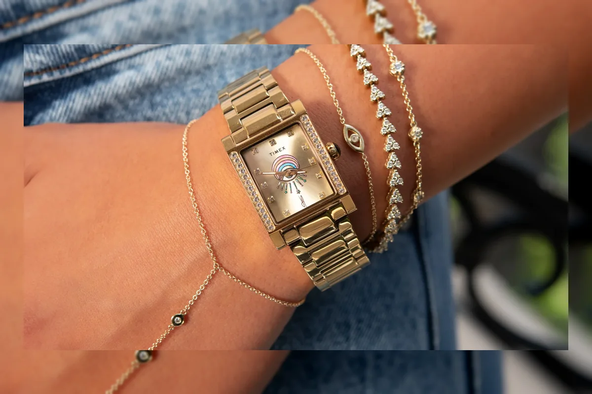 Jam tangan persegi Timex Éclat dengan kristal dan dial rose quartz alami