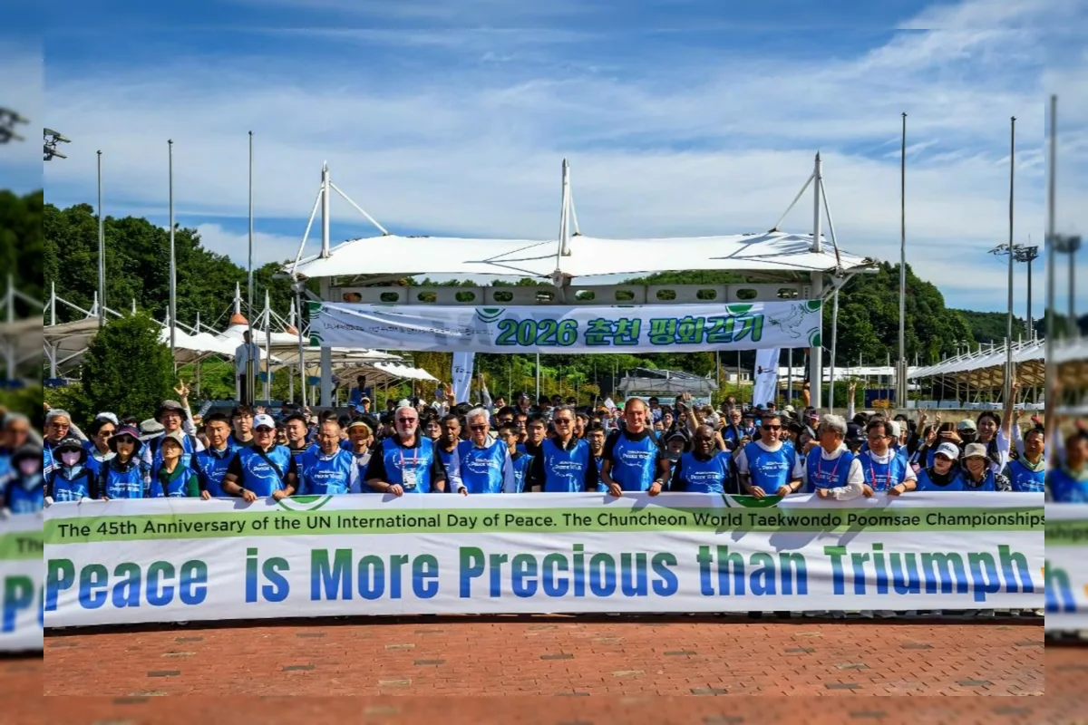 Peserta Chuncheon Peace Walk berjalan bersama di tepi Danau Uiam, Chuncheon