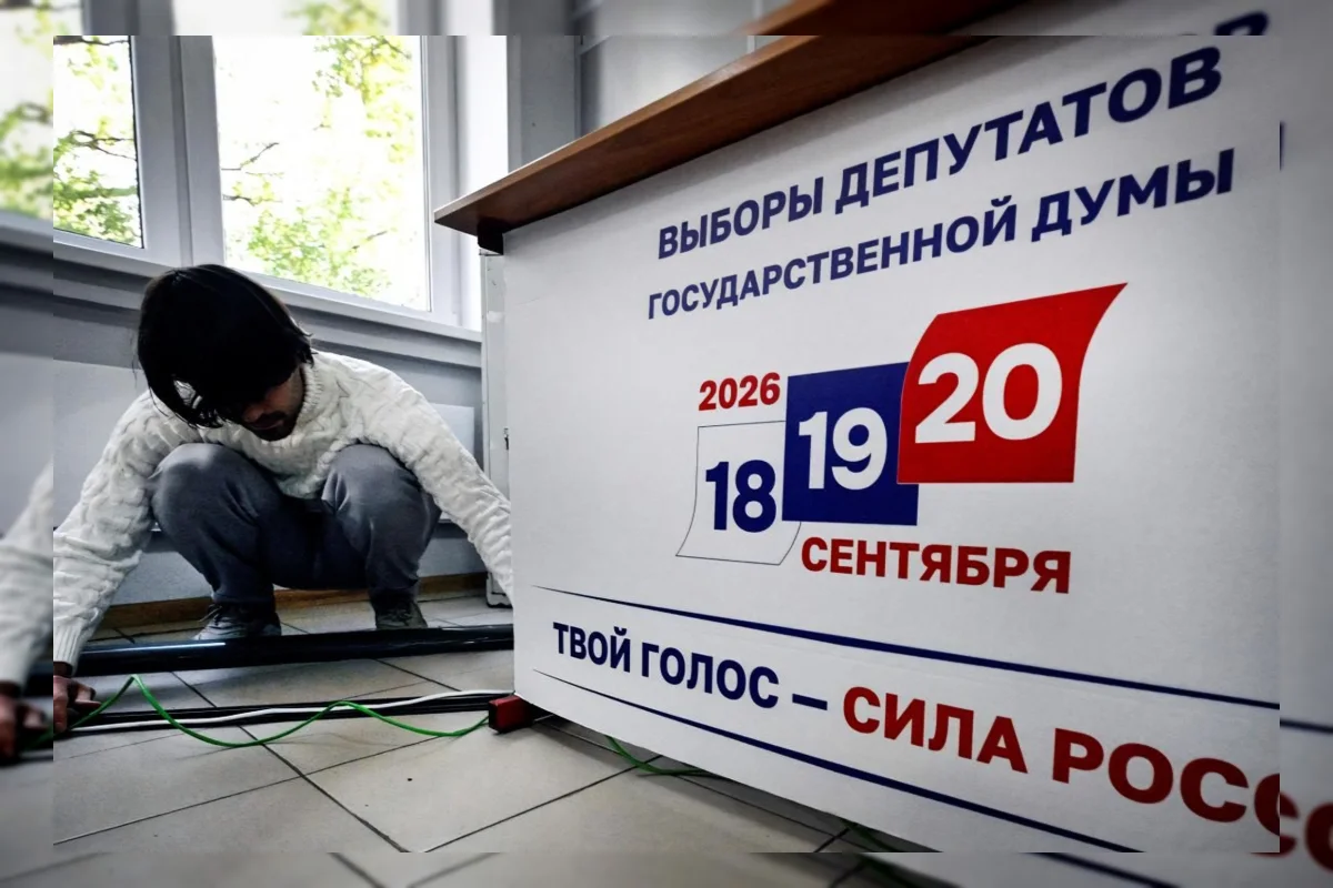 Petugas menyiapkan tempat pemungutan suara untuk pemilu Duma Rusia di Moskow