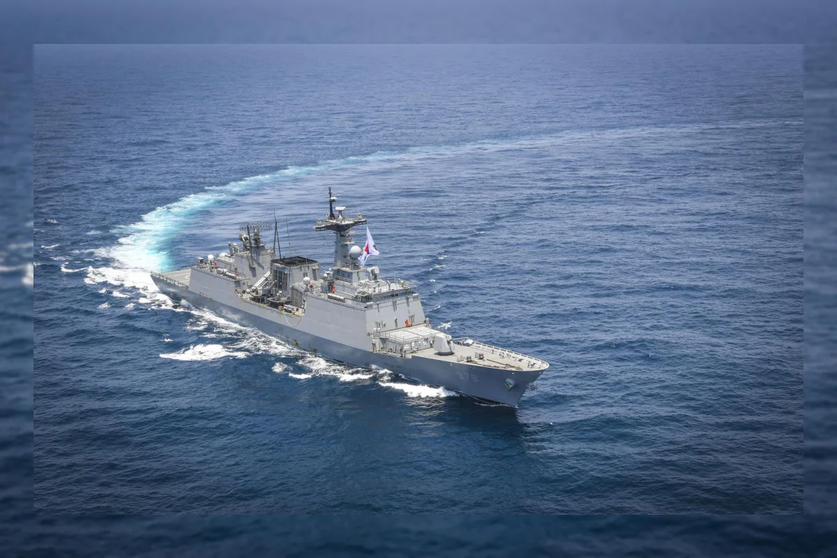 Kapal Angkatan Laut Korea Selatan berlayar dalam misi keamanan maritim