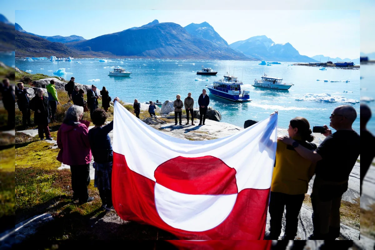 Pemandangan rumah-rumah di Nuuk, Greenland, dengan latar Gunung Sermitsiaq