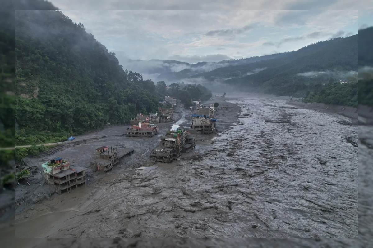 Gletser di pegunungan Himalaya yang mencair akibat perubahan iklim
