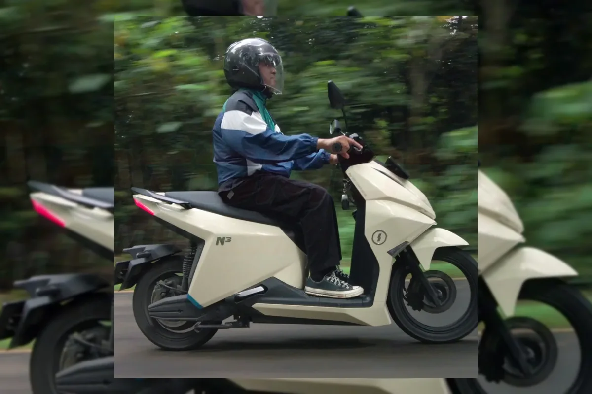 Ilustrasi teknisi memeriksa baterai motor listrik di bengkel