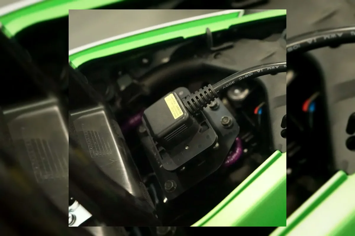 Adaptor charger motor listrik yang dijaga kebersihannya