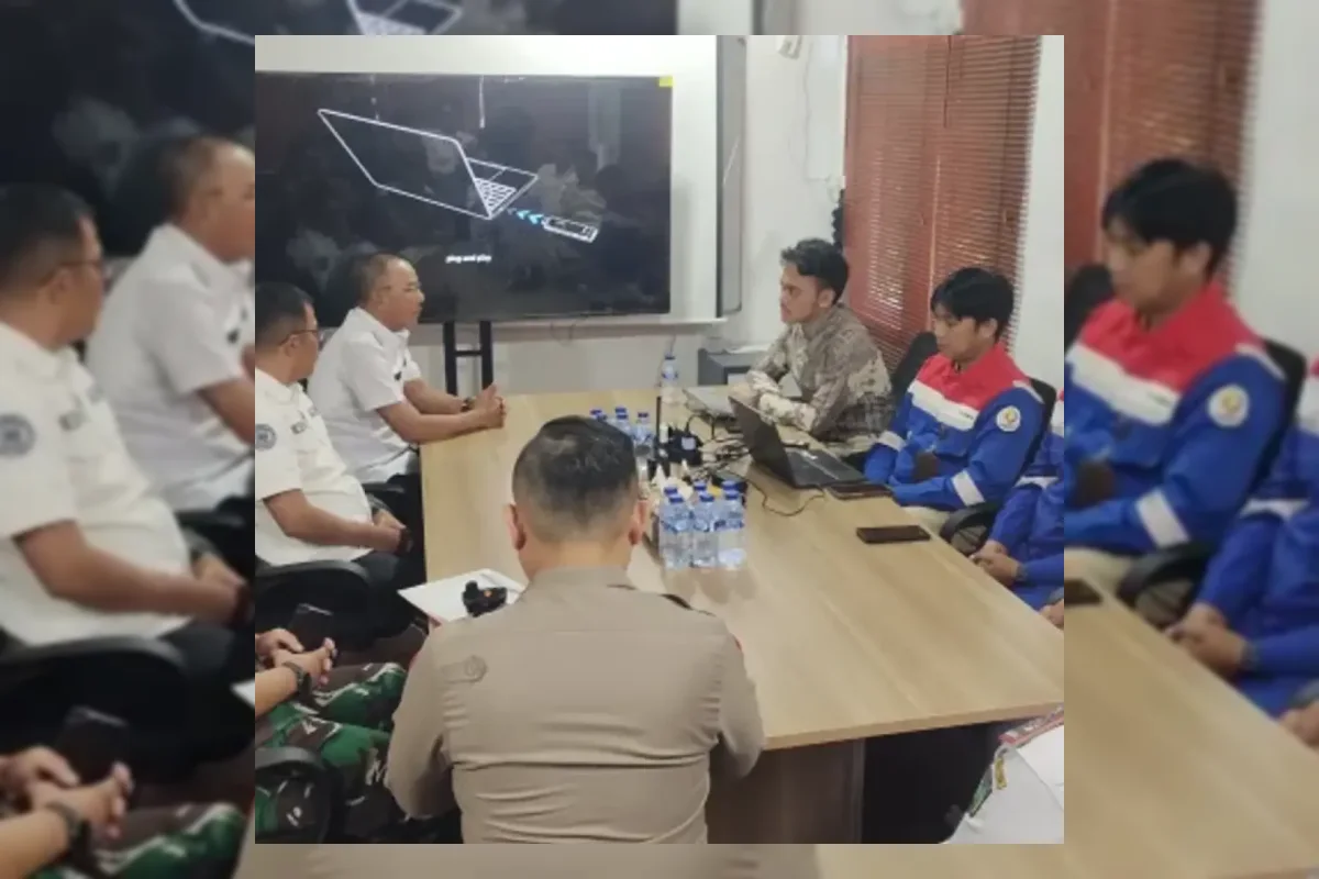 Antrean kendaraan di SPBU Belitung untuk mengisi Pertalite