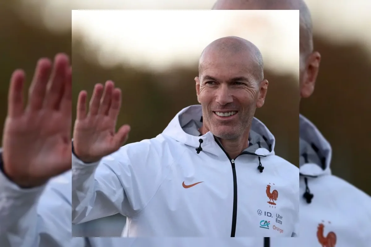 Zinedine Zidane memimpin latihan Timnas Prancis