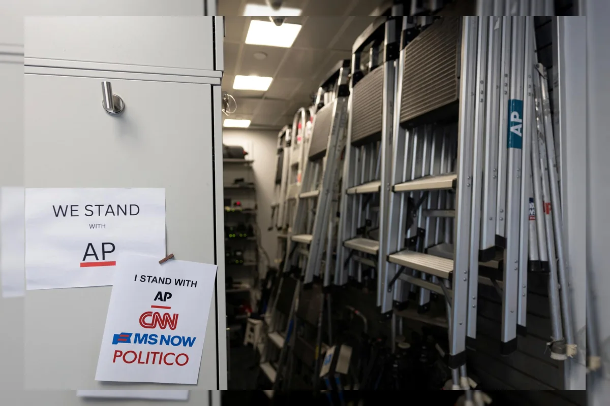 Papan tanda di area kerja media Gedung Putih setelah CNN, MS NOW, dan Politico dilarang masuk