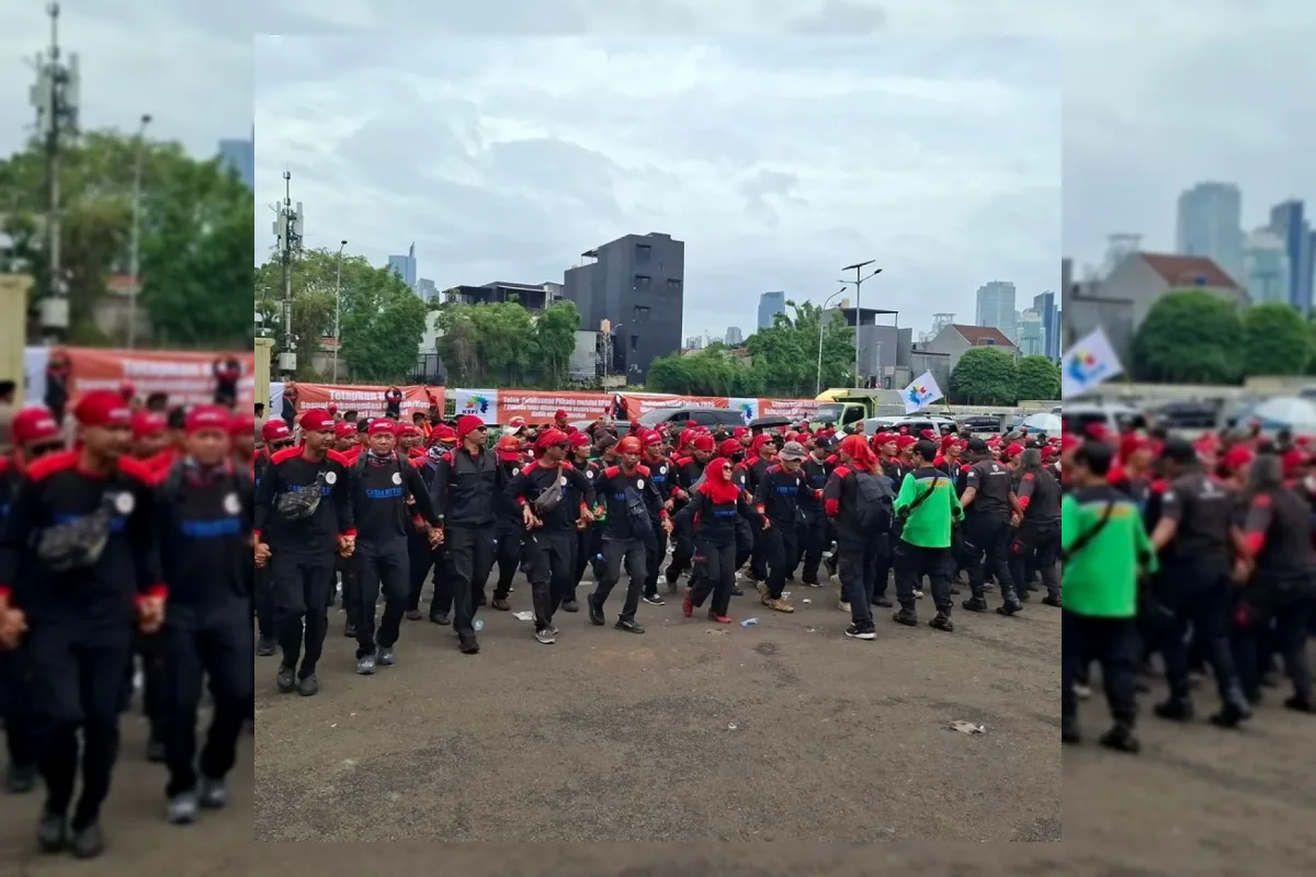 Petugas kepolisian mengatur lalu lintas di Jakarta Pusat