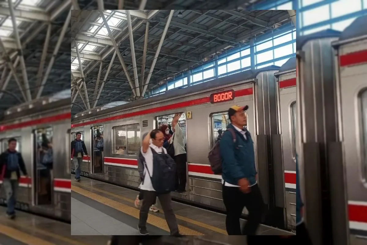 Kereta KRL Jabodetabek melintas di rel