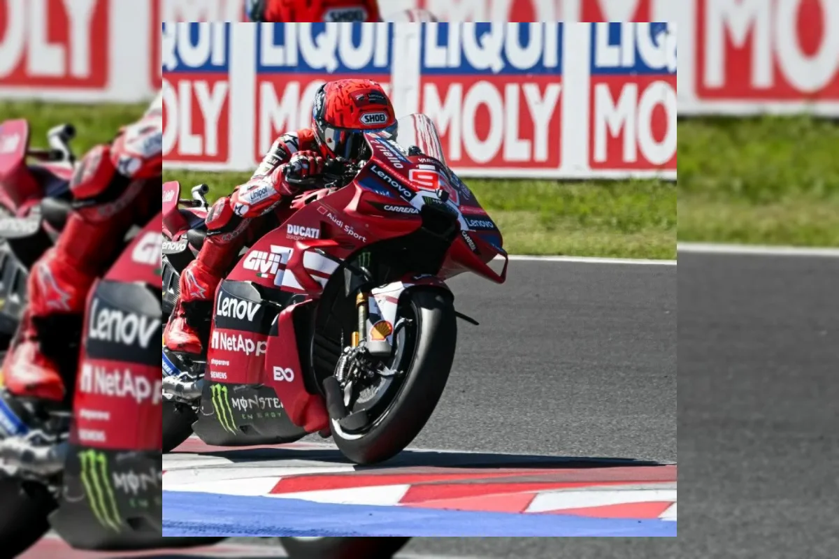 Pebalap MotoGP melakukan latihan start dari pit lane