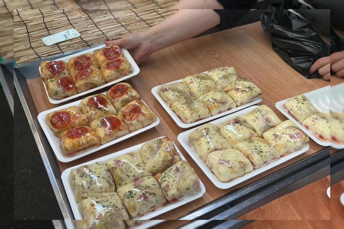 Kue beras fusion pizza seolgi dengan topping saus tomat, keju, dan pepperoni dijual di pasar tradisional Korea Selatan.