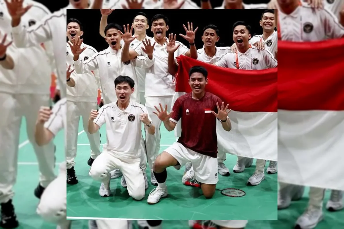 Tim bulutangkis beregu putra Indonesia merayakan medali emas Asian Games 2026
