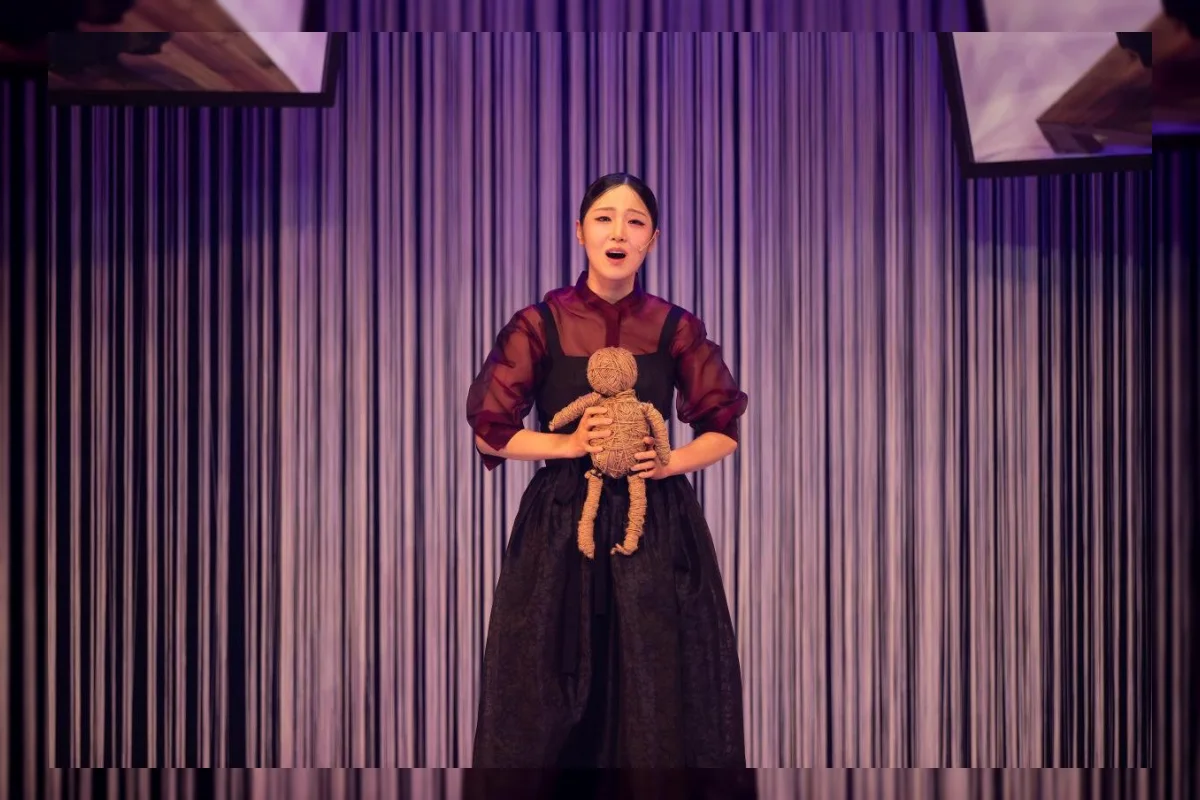 Penyanyi pansori Shin Jin-won tampil dalam pementasan Li-Tsin di Jeonju