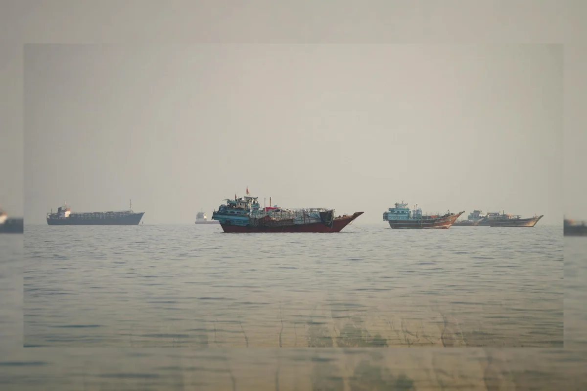 Ilustrasi kapal di Selat Hormuz, jalur pelayaran minyak strategis antara Iran dan Oman